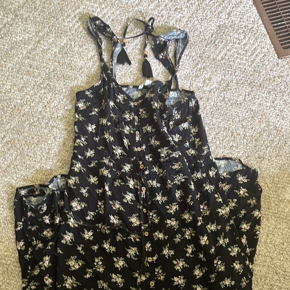 Women’s American Eagle black floral maxi dress with middle slit. Size Medium